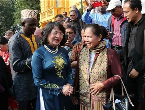 国家副主席邓氏玉盛会见出席越南文学推介国际会议暨国际诗歌联欢会代表。图自越通社