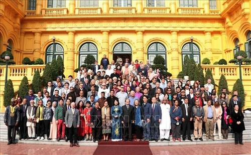 国家副主席邓氏玉盛和越南文学推介国际会议暨国际诗歌联欢会代表合影。图自越通社