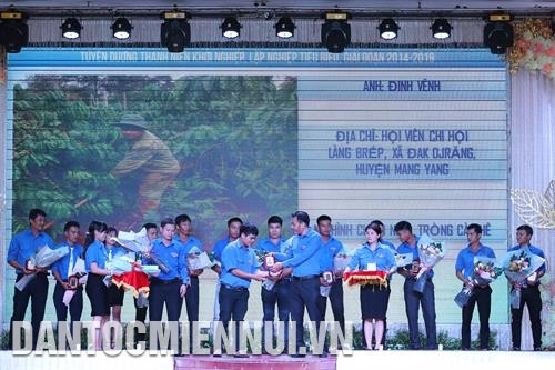 嘉莱省芒杨县得迪壤乡皮若村丁荣的咖啡种植模式获得嘉莱团省委创业青年奖。图：黄河