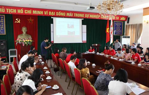 与会代表介绍第十号台风造成的损失。（图片来源：越通社）
