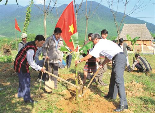 一名戈都族人将文化送进村寨 ảnh 4