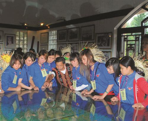 一名戈都族人将文化送进村寨 ảnh 2