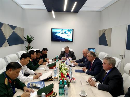 越共中央委员、中央军委委员、越南人民军副总参谋长阮新疆中将一行与俄罗斯国防产品出口公司领导举行工作会晤。图自越通社