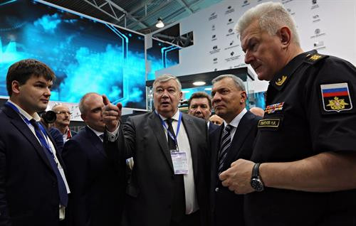 俄罗斯副总理鲍里索夫（右二）参观此展。图自越通社