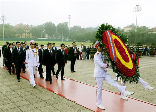 蒙古国国家大呼拉尔主席米耶贡布•恩赫包勒德一行拜谒胡志明主席陵。(图片来源:越通社) 蒙古国国家大呼拉尔主席米耶贡布•恩赫包勒德一行拜谒胡志明主席陵。(图片来源:越通社)