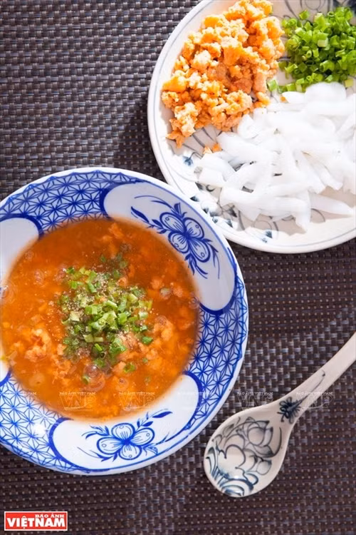 脍炙人口的南普汤粉是顺化市的一道名菜，不少食客吃了一次就念念不忘。（越通社《越南画报》）