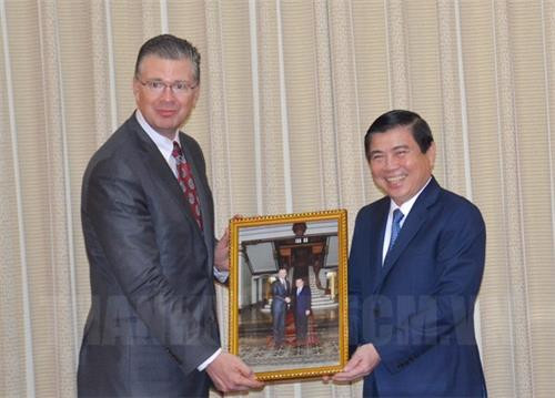 越共中央委员、胡志明市人民委员会主席阮成峰会也见了美国驻越大使丹尼尔·克里滕布林克。（图片来源于互联网）