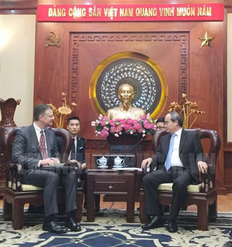 胡志明市市委书记阮善仁（右）与美国新任驻越大使丹尼尔·克里滕布林克。（图片来源于互联网）