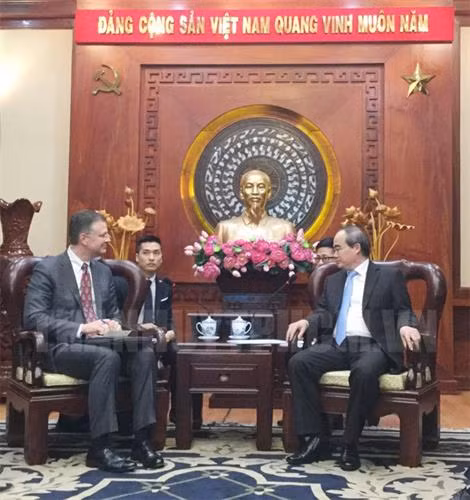 胡志明市市委书记阮善仁（右）与美国新任驻越大使丹尼尔·克里滕布林克。（图片来源于互联网）