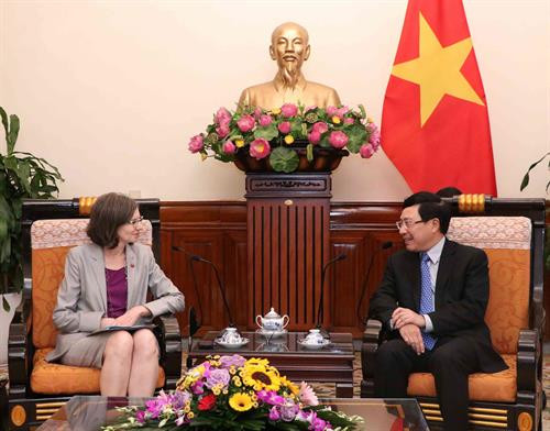 越南政府副总理兼外交部长范平明会见加拿大驻越特命全权大使 图自越通社