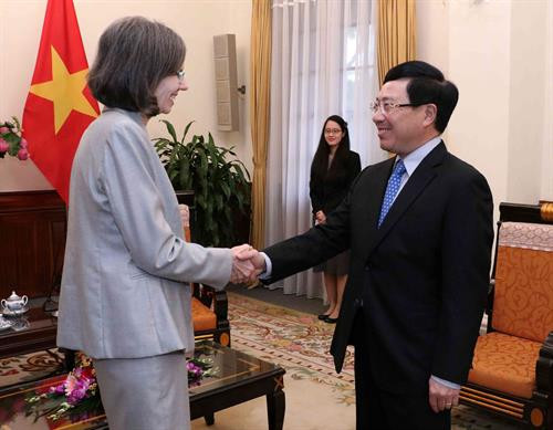 越南政府副总理兼外交部长范平明会见加拿大驻越特命全权大使 图自越通社