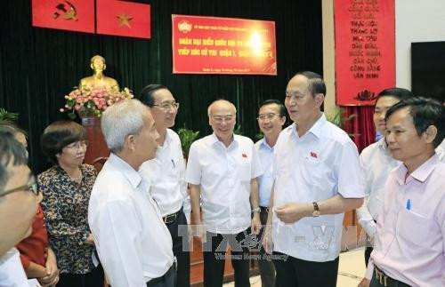 陈大光与选民们。(图片来源:越通社) 陈大光与选民们。(图片来源:越通社)