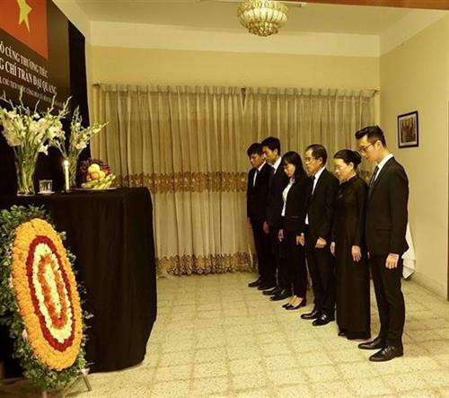 越南驻孟加拉国大使馆为陈大光主席举行吊唁仪式。图自越通社