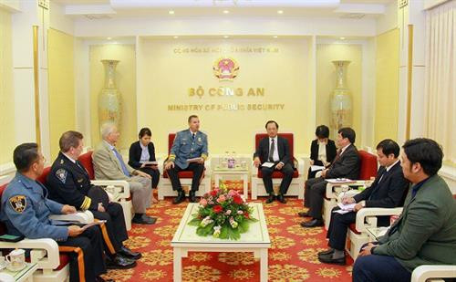 越南公安部副部长阮文成会见美国执法联盟（USLEC）和国际警察首长协会(IACP)代表团。图自互联网