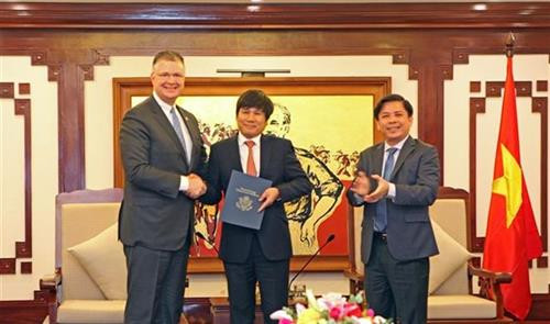 美国驻越大使（左一）向越南航空局代表颁发一级航空安全监管能力核准证书。图自越通社