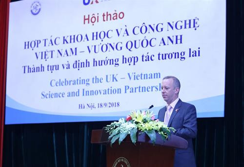 英国驻越南大使加雷斯·瓦德在研讨会上发表讲话。图自越通社