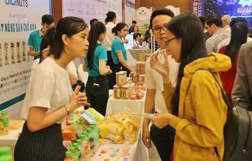 农业企业代表向参观者介绍产品。图自越通社