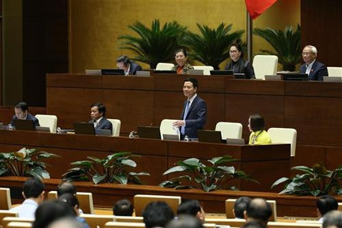国会代表对信息与传媒部部长阮孟雄进行询问。图自越通社
