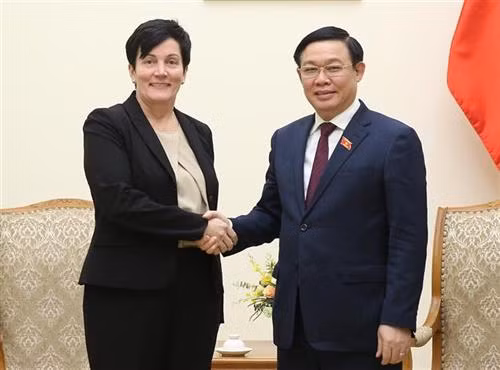越南政府副总理王廷惠会见国际金融公司(IFC)首席运营官斯蒂芬妮·冯·弗里德堡。图自越通社 越南政府副总理王廷惠会见国际金融公司(IFC)首席运营官斯蒂芬妮·冯·弗里德堡。图自越通社