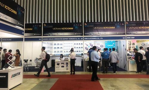 游客参观2019年越南胡志明市国际通讯展。图自越通社