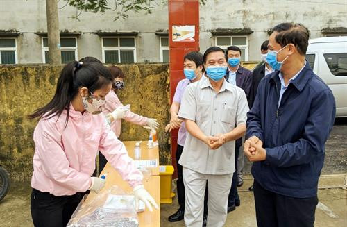 海防市人民委员会主席阮文松15日视察吉海县防疫工作。图自越通社
