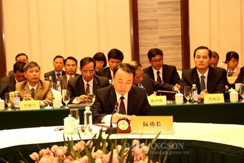 谅山省人民委员会副主席阮功长签署第十一次联合工作委员会会议备忘录。图自谅山报