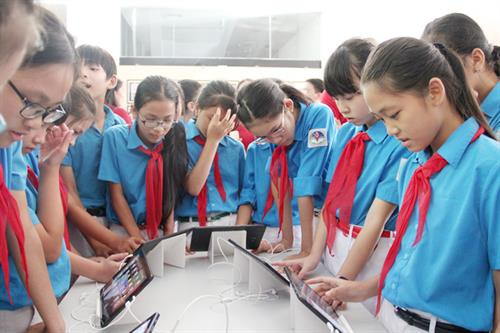 学生们十分关注有关海洋岛屿主权的资料。（图片来源：互联网）