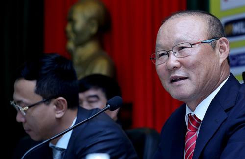 韩国教练朴恒绪在签约仪式上发表讲话。（图片来源：因特网）