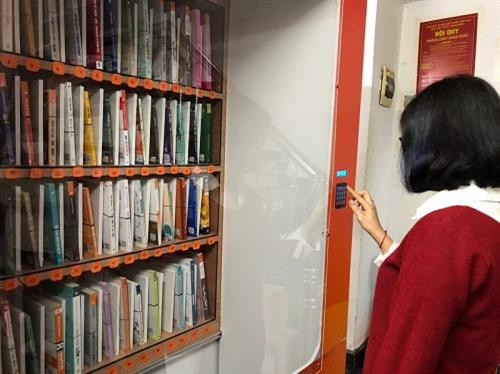首都河内的首个免费取书机已经投入使用。图自互联网