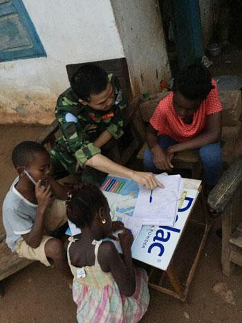 黎玉山中校与学生们。（图片来源：vnexpress.net）