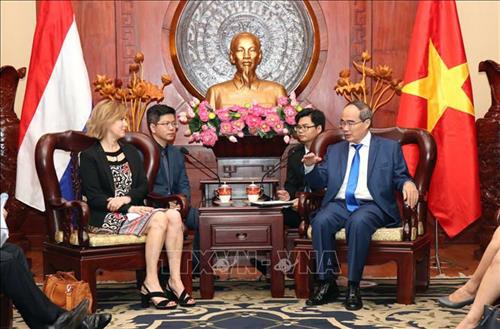 胡志明市市委书记阮善仁会见荷兰基础设施及水管理大臣范纽文豪岑。图自越通社