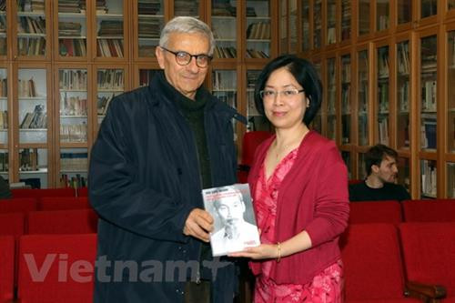 译者安德烈·卡托内向越南驻意大利大使阮氏碧惠赠送《胡志明-爱国主义与国际主义》书籍。图自越通社