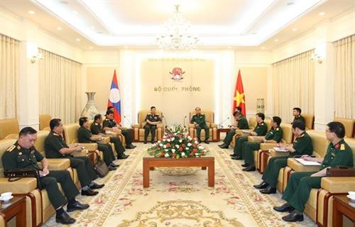 越南国防部副部长陈丹上将会见老挝人民军总后勤局主任翁坎·风马坤 。图自越通社