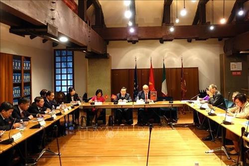 越南国会代表团与威尼托大区领导继续工作座谈会。图自越通社