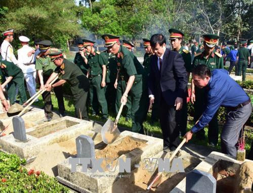 承天顺化省举行烈士遗骸追悼会和安葬仪式 ảnh 1