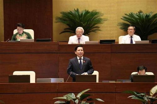 交通运输部部长阮文体回答质询。图自越通社