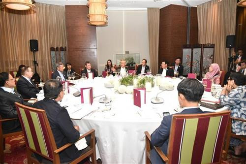 范平明同东盟各国外交部长共进工作晚餐。图自越通社