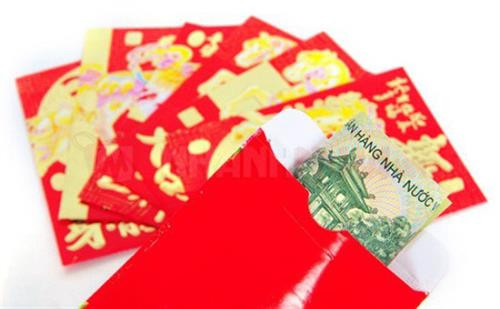 春节派红包是越南的传统习俗。(图片来源:越通社) 春节派红包是越南的传统习俗。(图片来源:越通社)