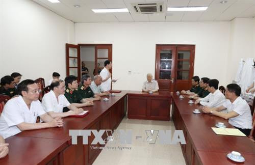 越共中央总书记阮富仲与108中央军队医院医生举行工作交谈。（图片来源：越通社）