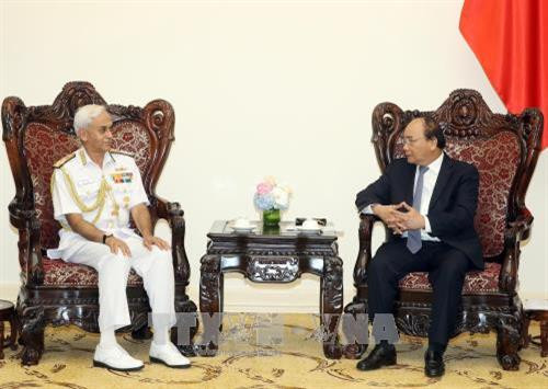 政府总理阮春福（右）会见印度参谋长委员会主席。（图片来源：越通社）