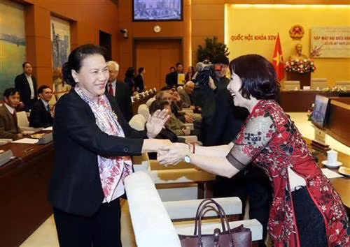 越南国会主席阮氏金银与文艺工作者代表亲切握手。图自越通社