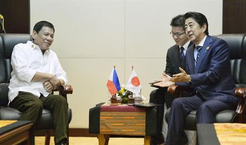 菲律宾总统杜特尔特与日本首相安倍晋三。（图片来源：因特网）