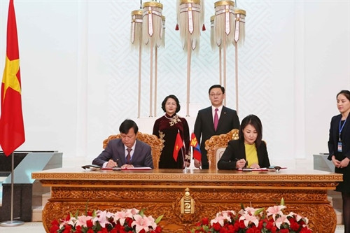 越南劳动荣军社会部与蒙古国劳动部关于人口和社会民生领域合作备忘录的签字仪式。（图片来源：越通社）