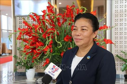 越通社驻老挝记者对老挝人民革命党中央委员、中央对外部部长顺通•赛雅佳进行采访。图自越通社