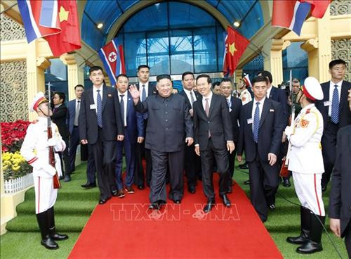 朝鲜最高领导人金正恩抵达越南谅山省同登火车站。图自越通社