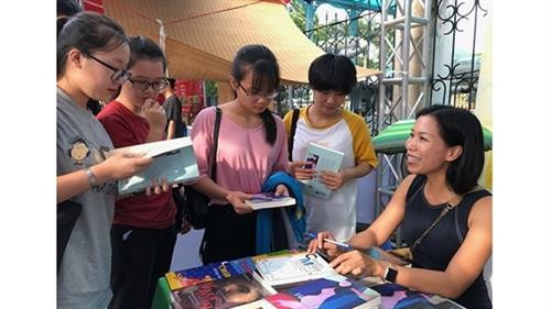 大学生们了解意大利语版的文学书籍。图自互联网 大学生们了解意大利语版的文学书籍。图自互联网