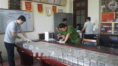 警方缴获329块海洛因。（图片来源：越通社）