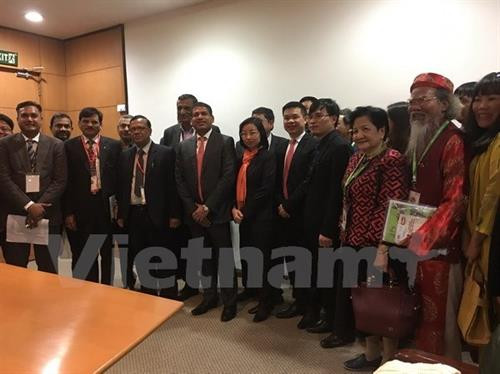 双方代表们合影。(图片来源:越通社) 双方代表们合影。(图片来源:越通社)