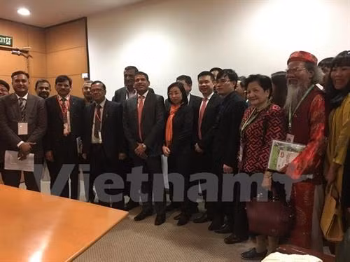 双方代表们合影。（图片来源：越通社）