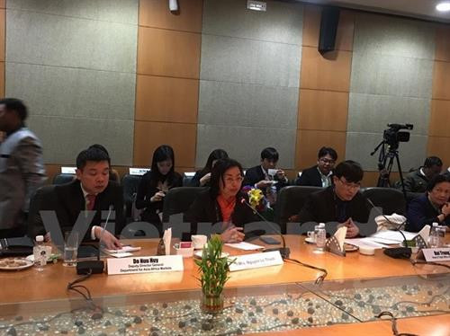 印度进出口商与国际客户见面交流。(图片来源:越通社) 印度进出口商与国际客户见面交流。(图片来源:越通社)